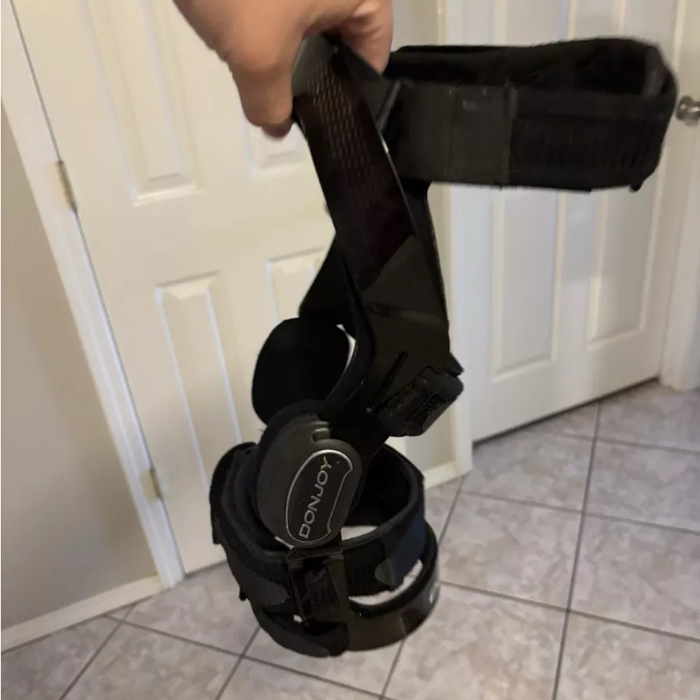 DonJoy Carbon fiber full force right Knee Brace - Picture 3 of 4